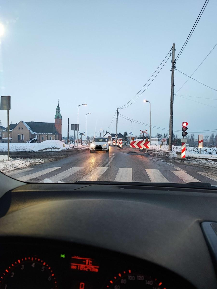 Zdjęcie w galerii na portalu naszraciborz.pl: Zakorkowani. Przejazd w Studziennej z wahadłem wiadomości z regionu