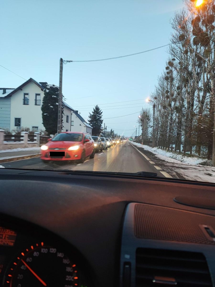 Zdjęcie w galerii na portalu naszraciborz.pl: Zakorkowani. Przejazd w Studziennej z wahadłem wiadomości z regionu