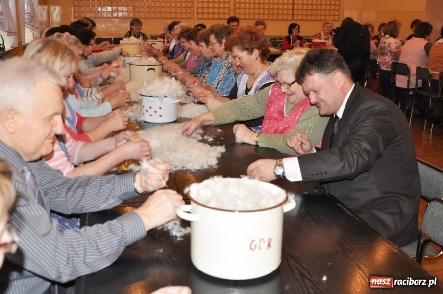 Zdjęcie w galerii na portalu naszraciborz.pl: Szkubali aż pierze leciało wiadomości z regionu