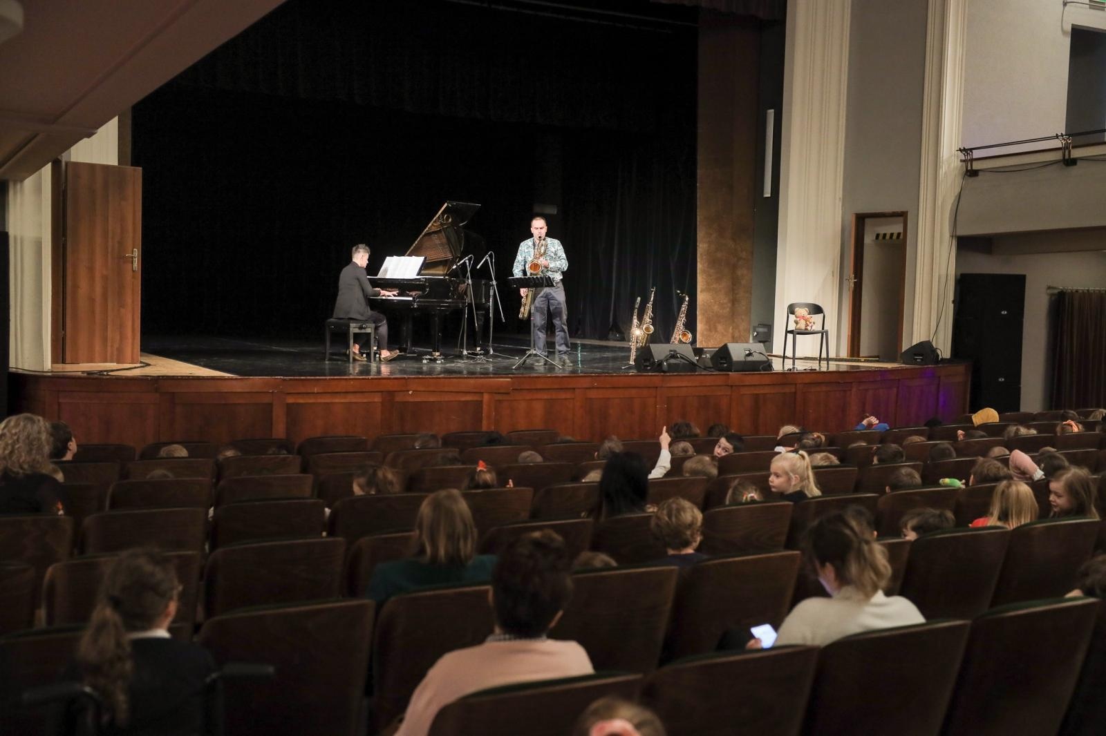 Zdjęcie w galerii na portalu naszraciborz.pl: Saksofon bohaterem listopadowego koncertu umuzykalniającego wiadomości z regionu