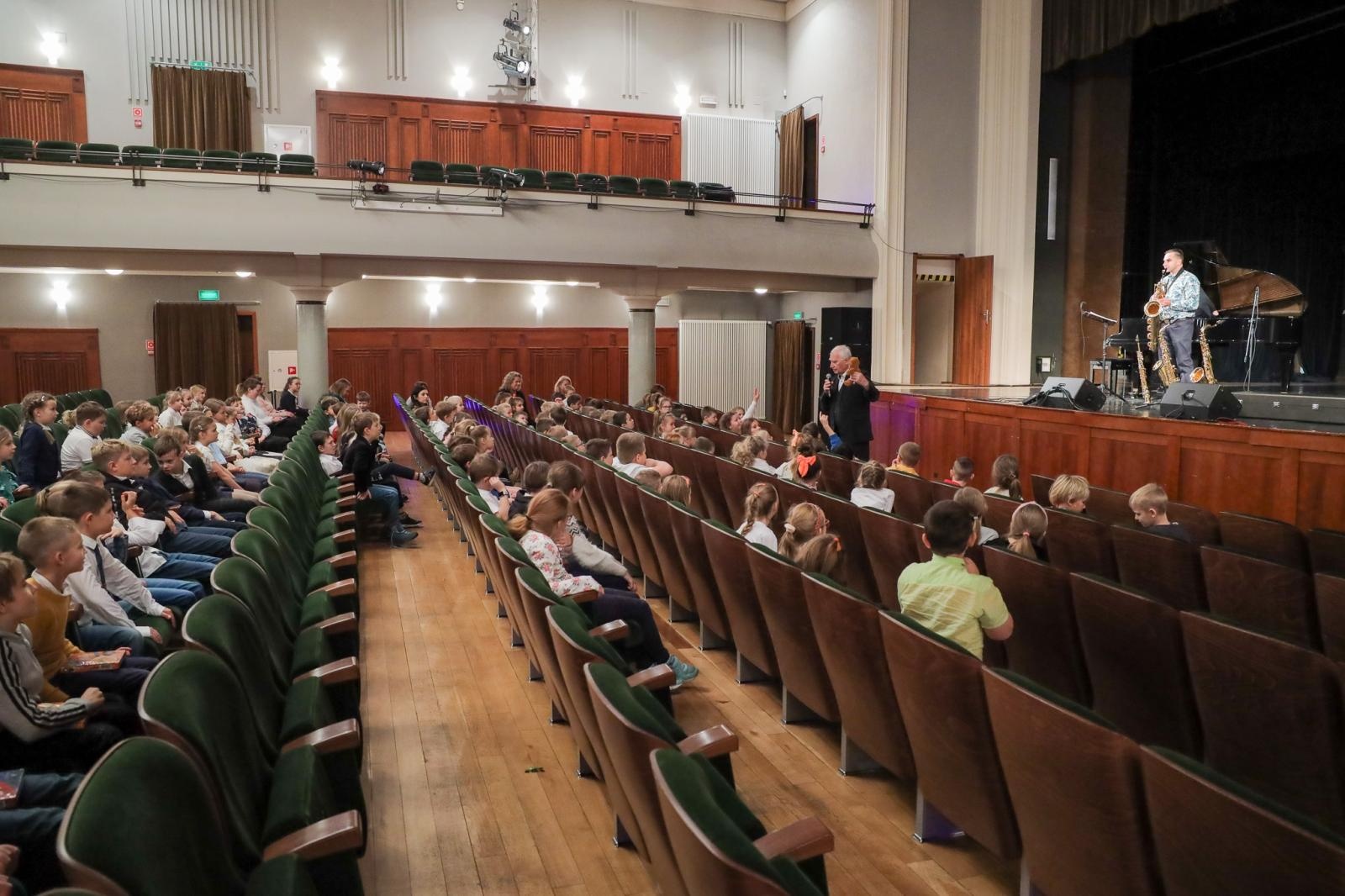 Zdjęcie w galerii na portalu naszraciborz.pl: Saksofon bohaterem listopadowego koncertu umuzykalniającego wiadomości z regionu