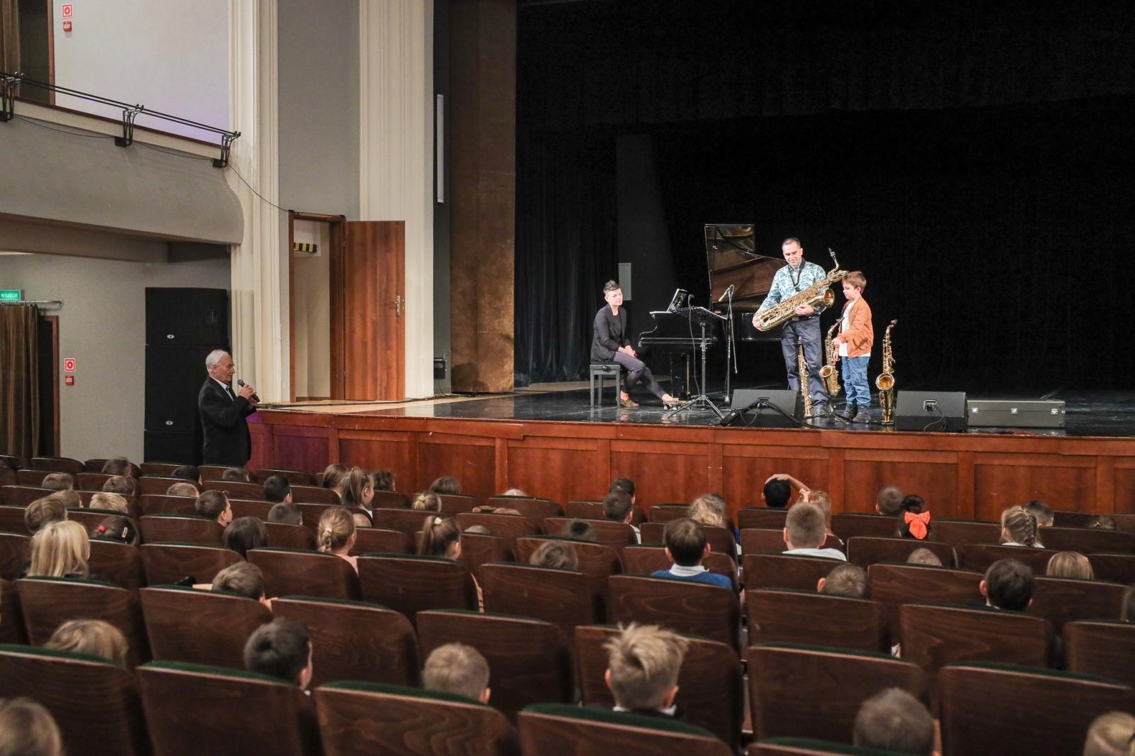 Zdjęcie w galerii na portalu naszraciborz.pl: Saksofon bohaterem listopadowego koncertu umuzykalniającego wiadomości z regionu