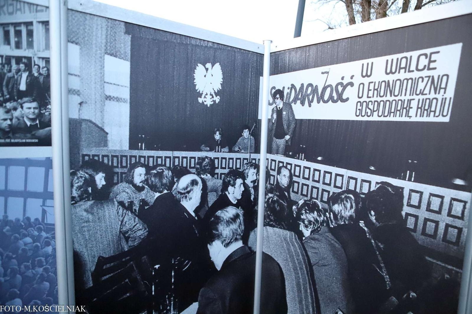 Zdjęcie w galerii na portalu naszraciborz.pl: Śląsk w walce o wolną Polskę. Wystawa na Skwerze Ks. S. Pieczki wiadomości z regionu