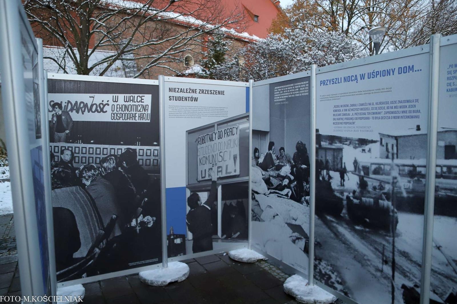 Zdjęcie w galerii na portalu naszraciborz.pl: Śląsk w walce o wolną Polskę. Wystawa na Skwerze Ks. S. Pieczki wiadomości z regionu