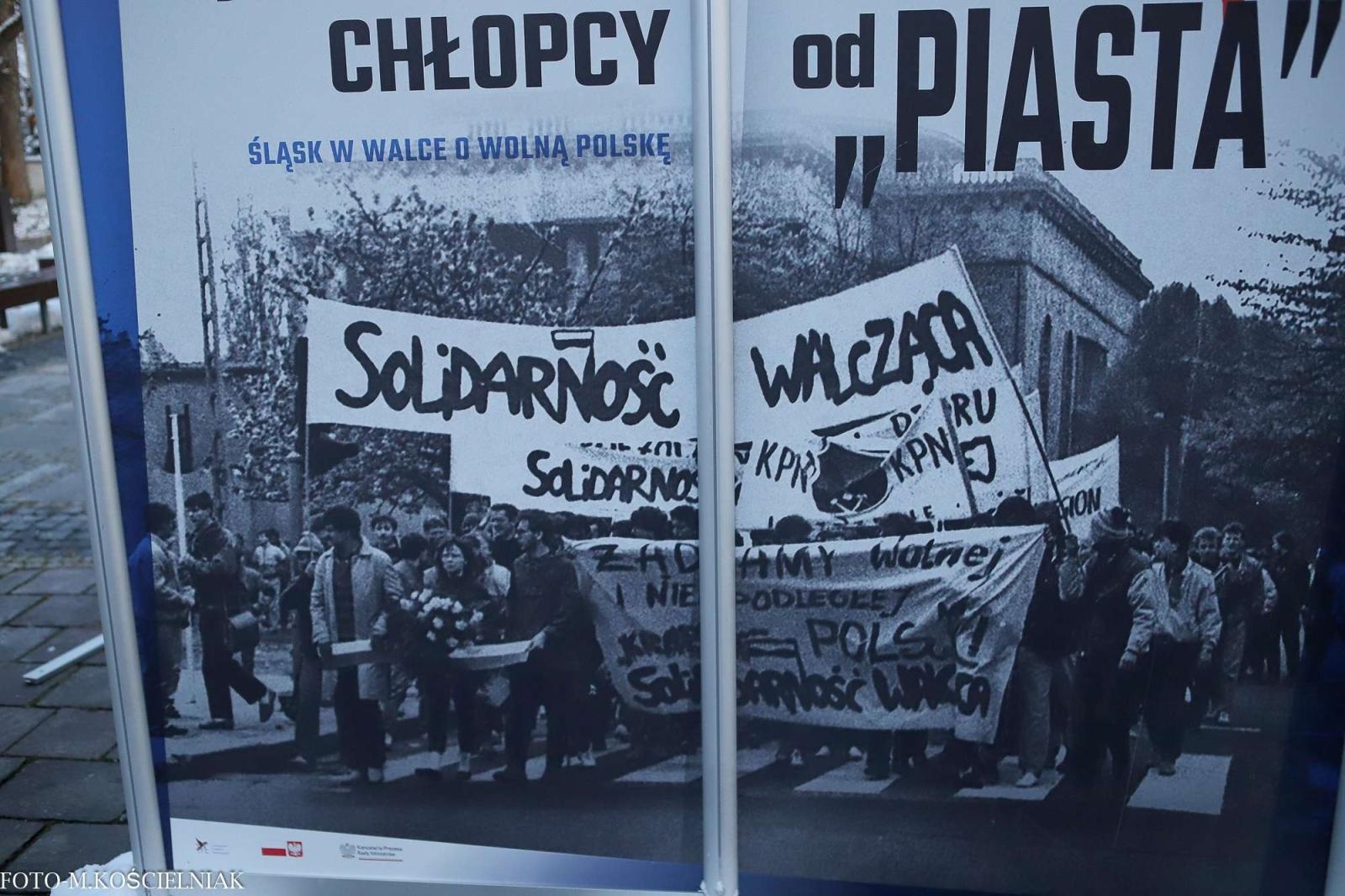 Zdjęcie w galerii na portalu naszraciborz.pl: Śląsk w walce o wolną Polskę. Wystawa na Skwerze Ks. S. Pieczki wiadomości z regionu