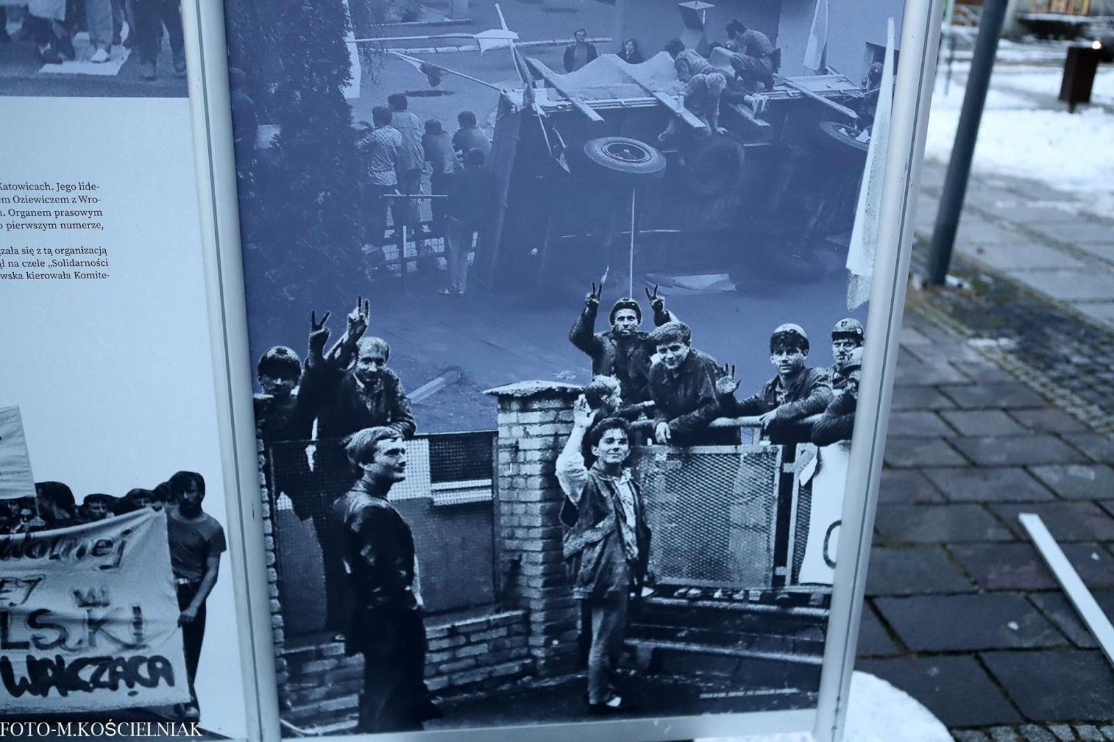 Zdjęcie w galerii na portalu naszraciborz.pl: Śląsk w walce o wolną Polskę. Wystawa na Skwerze Ks. S. Pieczki wiadomości z regionu