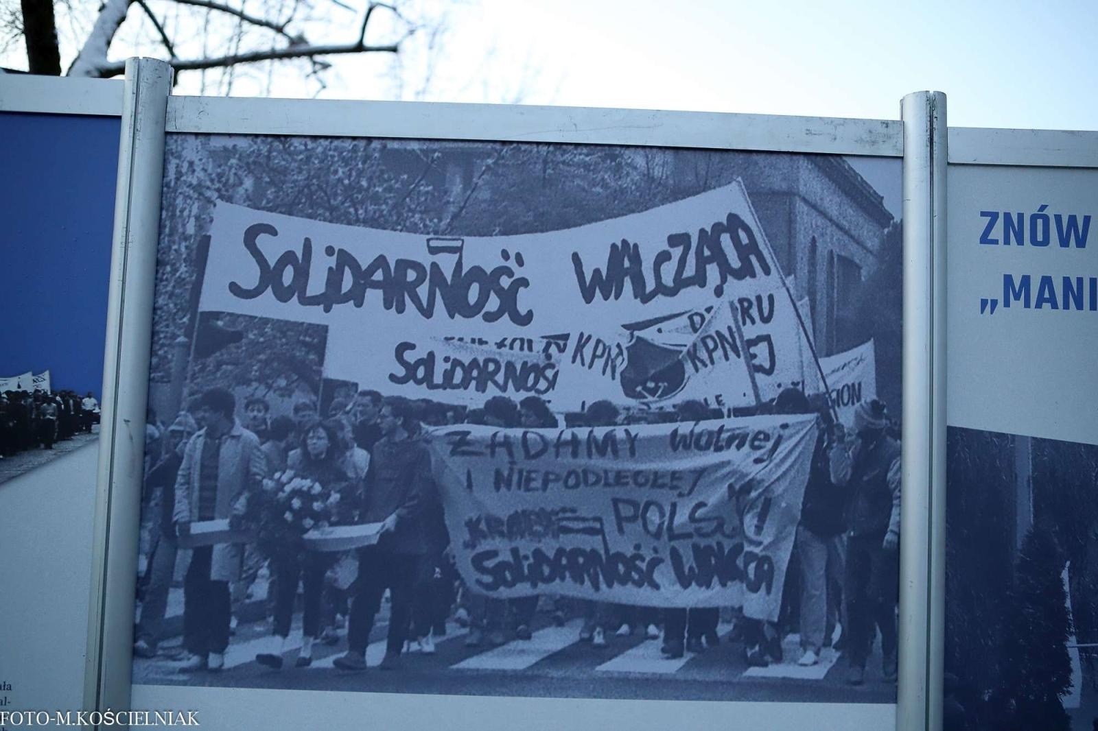 Zdjęcie w galerii na portalu naszraciborz.pl: Śląsk w walce o wolną Polskę. Wystawa na Skwerze Ks. S. Pieczki wiadomości z regionu