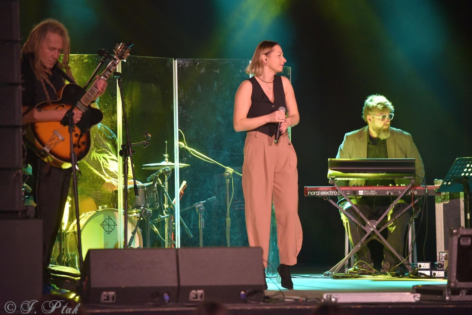 Zdjęcie w galerii na portalu naszraciborz.pl: Śląska Duszo Solidarności! Malejonek na deskach Strzechy wiadomości z regionu