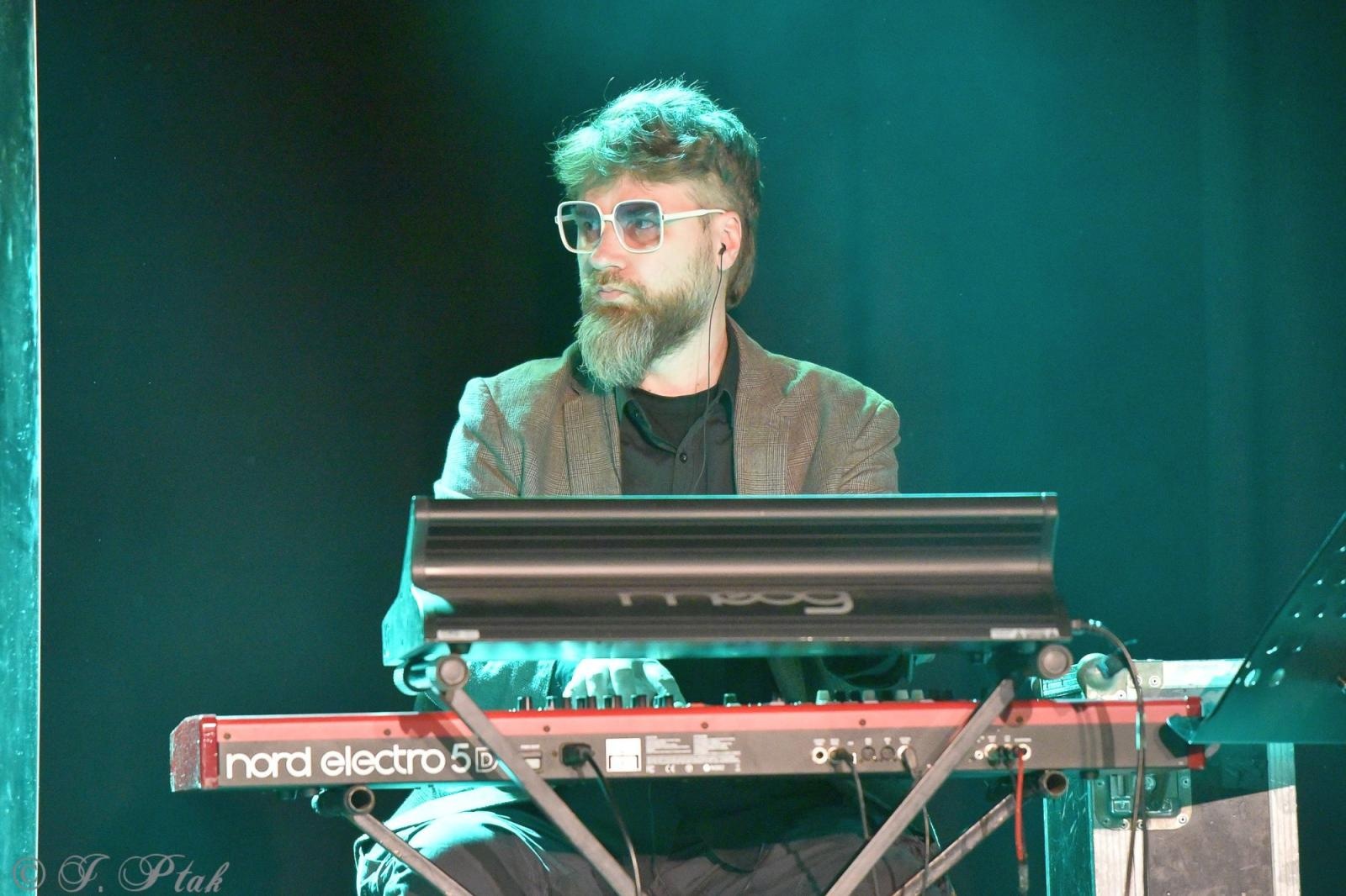 Zdjęcie w galerii na portalu naszraciborz.pl: Śląska Duszo Solidarności! Malejonek na deskach Strzechy wiadomości z regionu