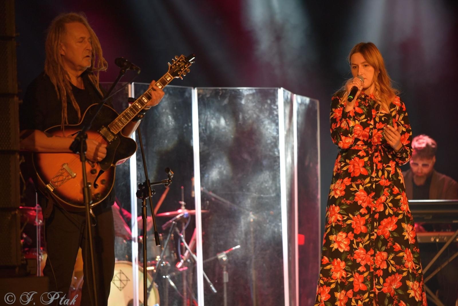 Zdjęcie w galerii na portalu naszraciborz.pl: Śląska Duszo Solidarności! Malejonek na deskach Strzechy wiadomości z regionu