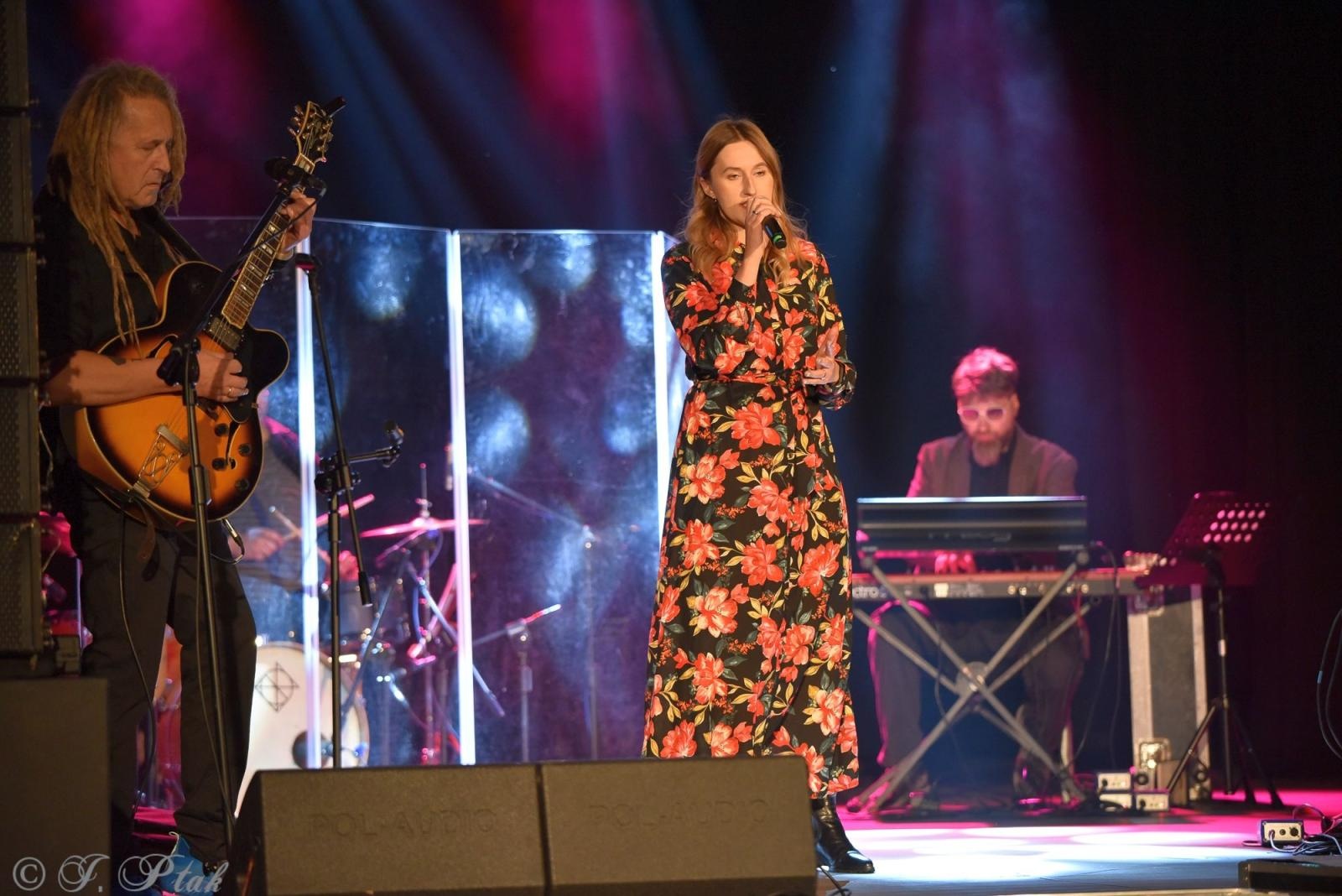 Zdjęcie w galerii na portalu naszraciborz.pl: Śląska Duszo Solidarności! Malejonek na deskach Strzechy wiadomości z regionu