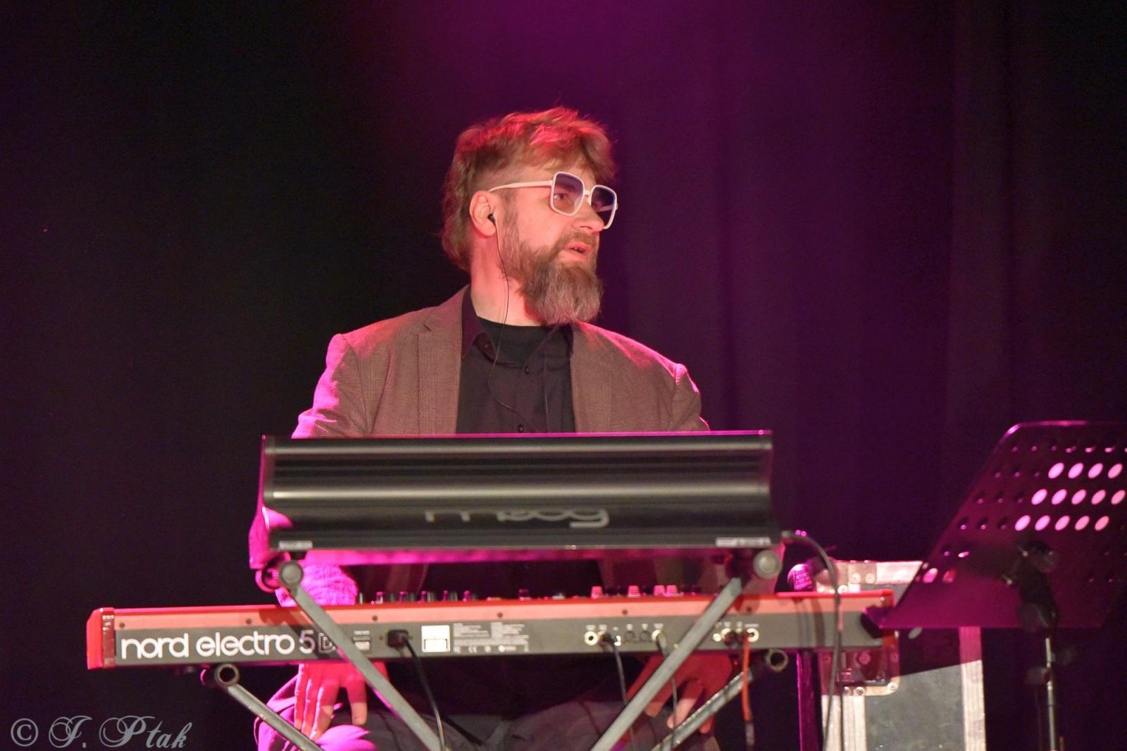 Zdjęcie w galerii na portalu naszraciborz.pl: Śląska Duszo Solidarności! Malejonek na deskach Strzechy wiadomości z regionu