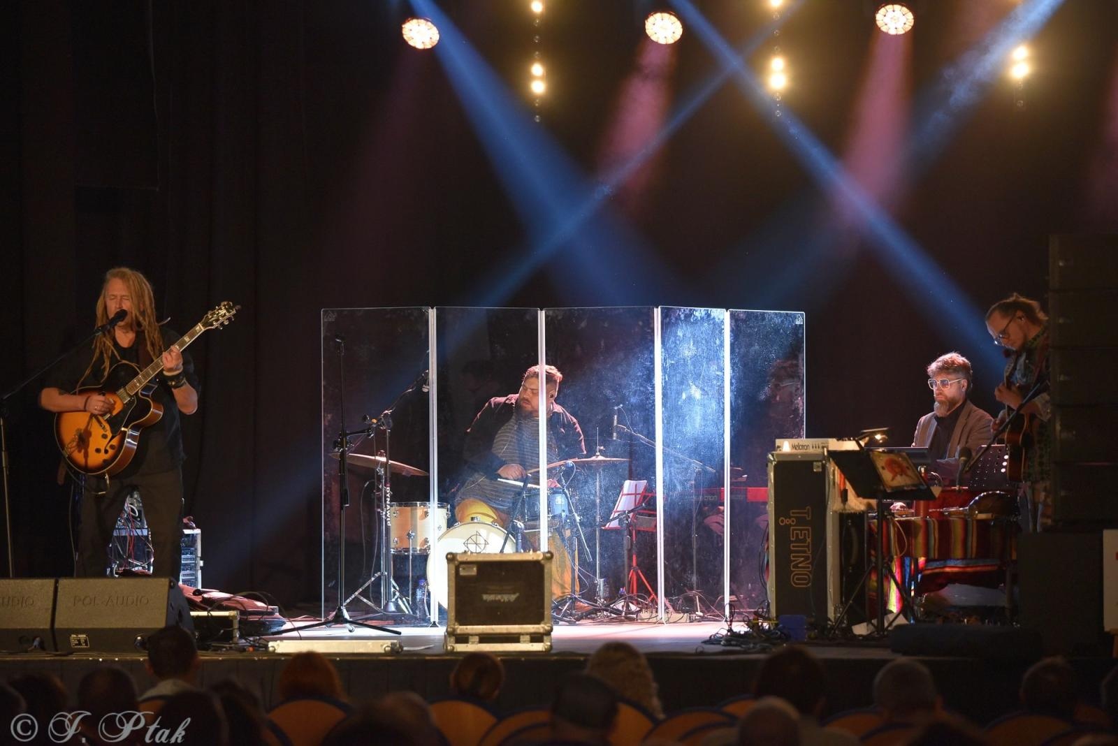 Zdjęcie w galerii na portalu naszraciborz.pl: Śląska Duszo Solidarności! Malejonek na deskach Strzechy wiadomości z regionu