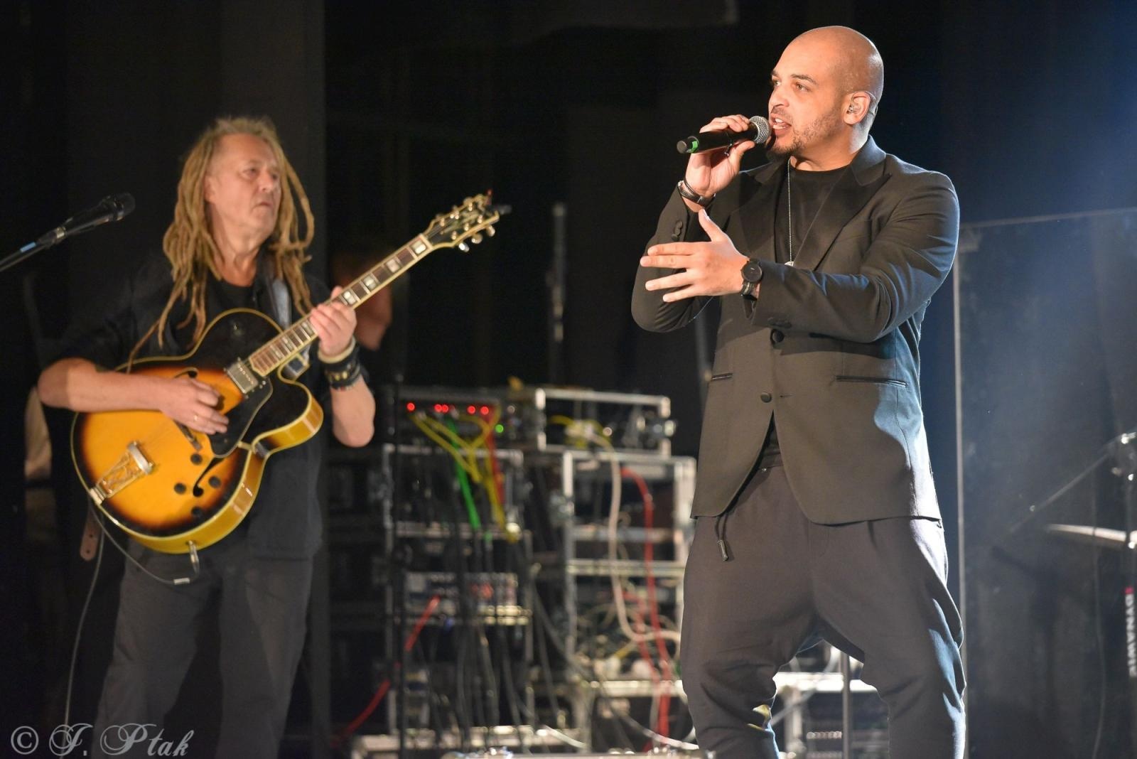 Zdjęcie w galerii na portalu naszraciborz.pl: Śląska Duszo Solidarności! Malejonek na deskach Strzechy wiadomości z regionu
