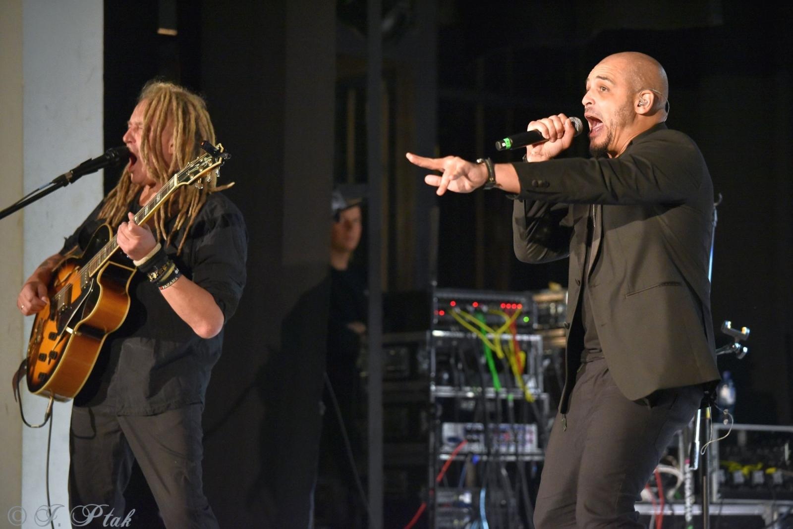 Zdjęcie w galerii na portalu naszraciborz.pl: Śląska Duszo Solidarności! Malejonek na deskach Strzechy wiadomości z regionu