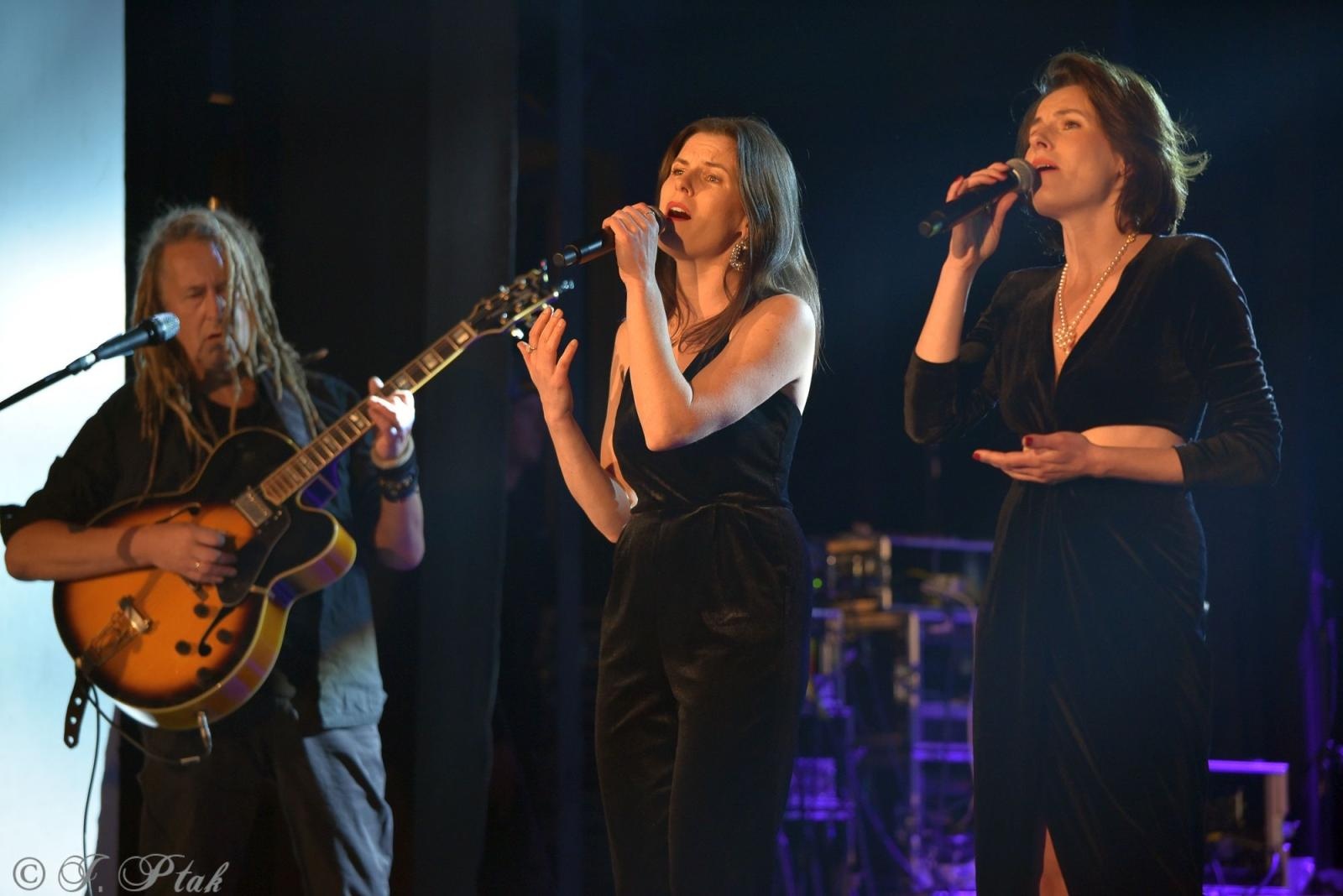Zdjęcie w galerii na portalu naszraciborz.pl: Śląska Duszo Solidarności! Malejonek na deskach Strzechy wiadomości z regionu