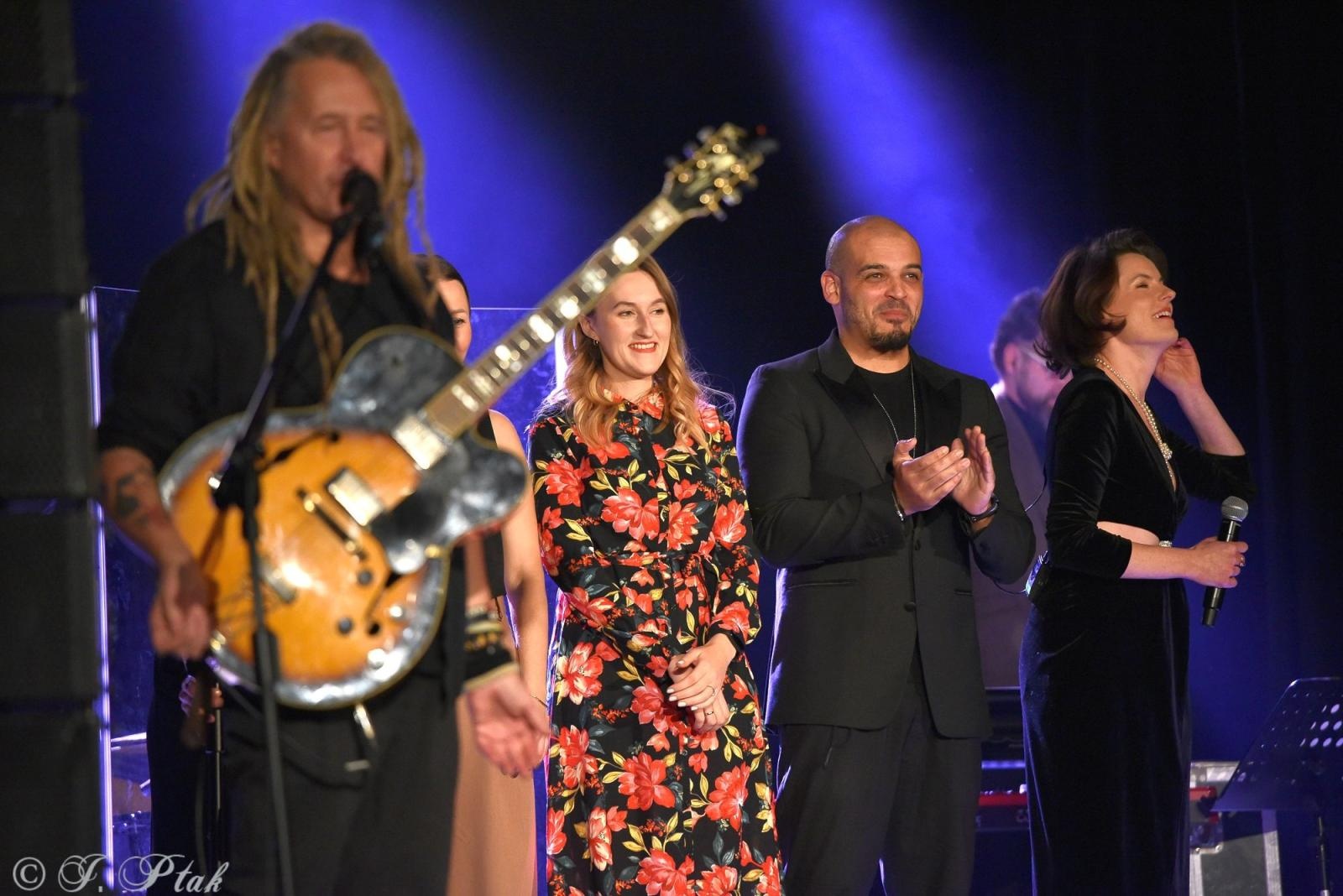 Zdjęcie w galerii na portalu naszraciborz.pl: Śląska Duszo Solidarności! Malejonek na deskach Strzechy wiadomości z regionu