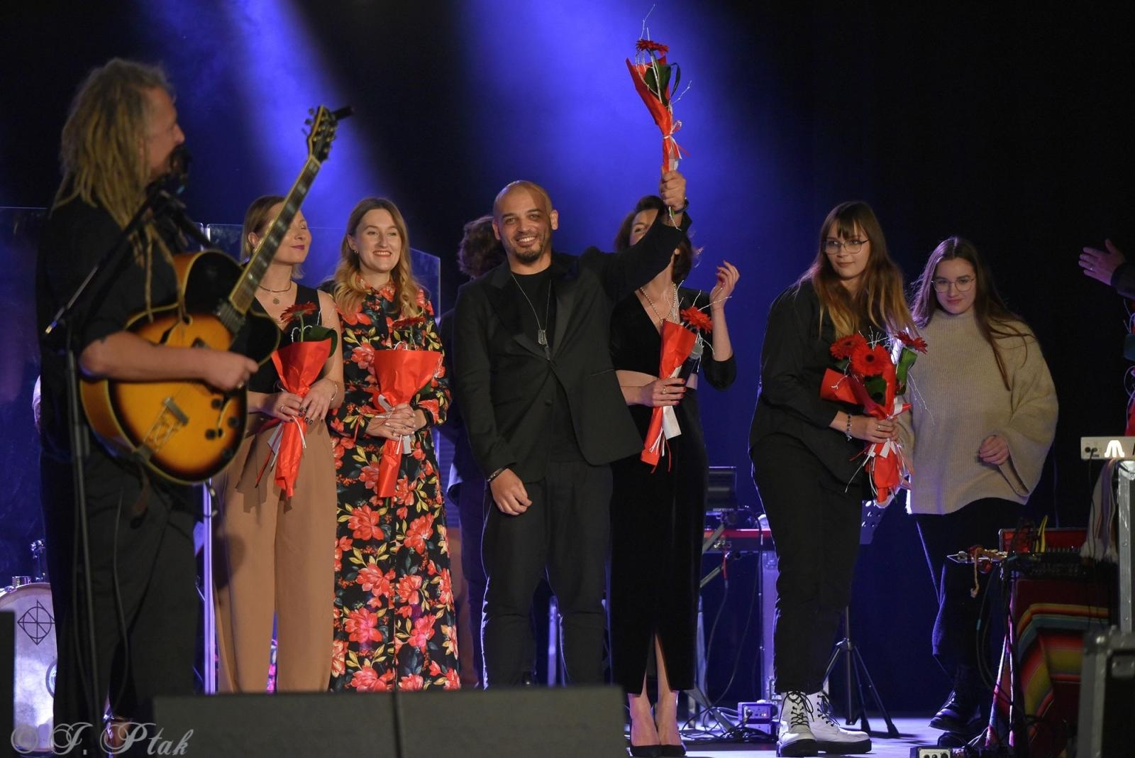 Zdjęcie w galerii na portalu naszraciborz.pl: Śląska Duszo Solidarności! Malejonek na deskach Strzechy wiadomości z regionu