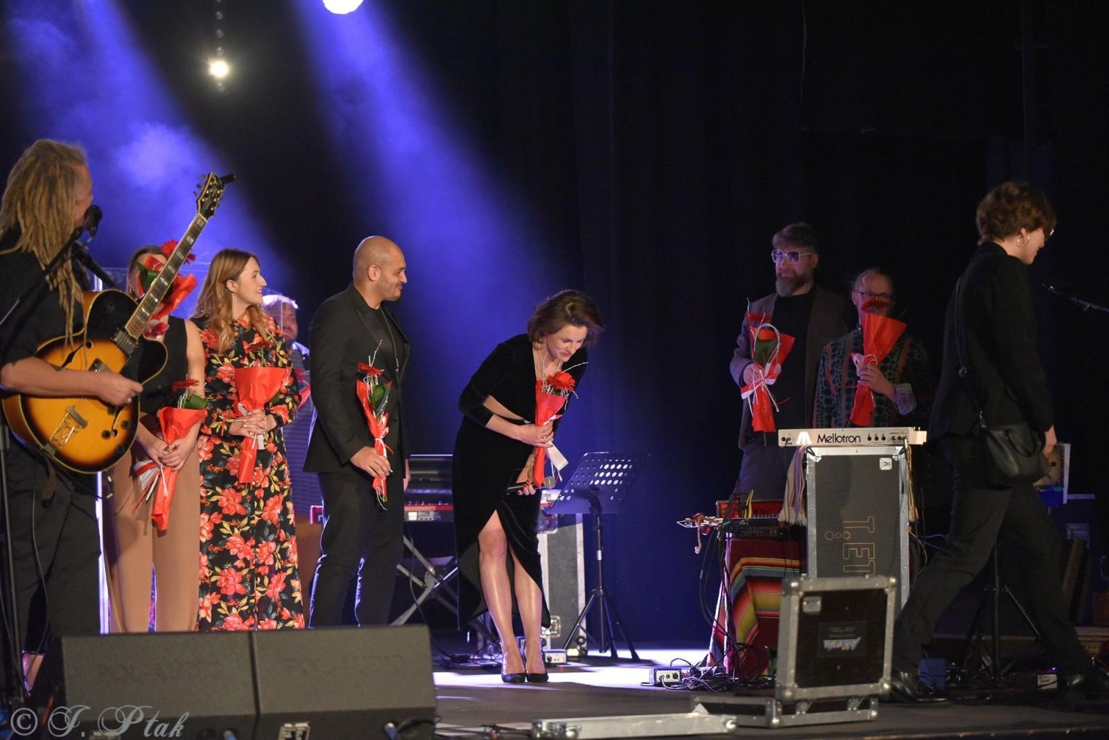 Zdjęcie w galerii na portalu naszraciborz.pl: Śląska Duszo Solidarności! Malejonek na deskach Strzechy wiadomości z regionu
