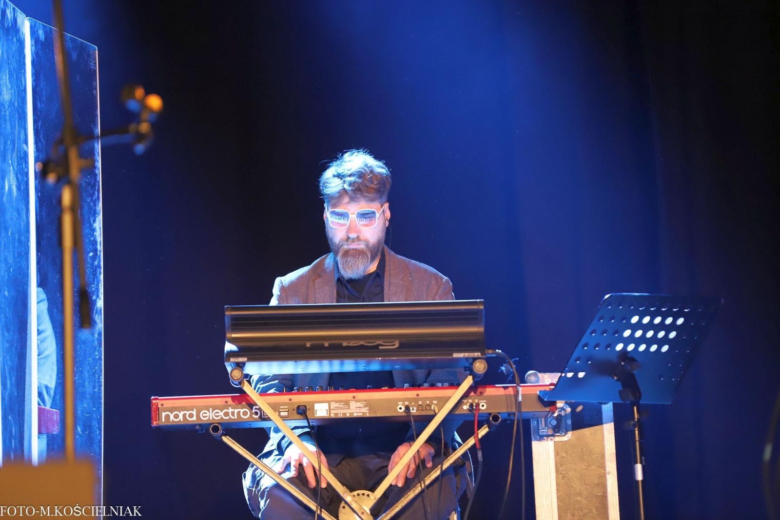 Zdjęcie w galerii na portalu naszraciborz.pl: Śląska Duszo Solidarności! Malejonek na deskach Strzechy wiadomości z regionu