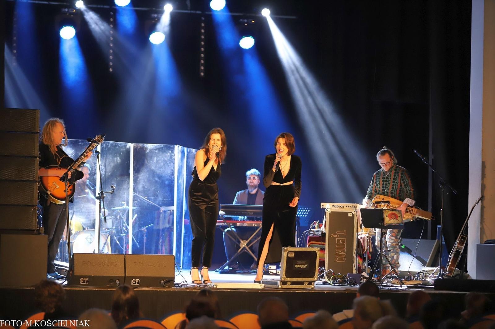 Zdjęcie w galerii na portalu naszraciborz.pl: Śląska Duszo Solidarności! Malejonek na deskach Strzechy wiadomości z regionu