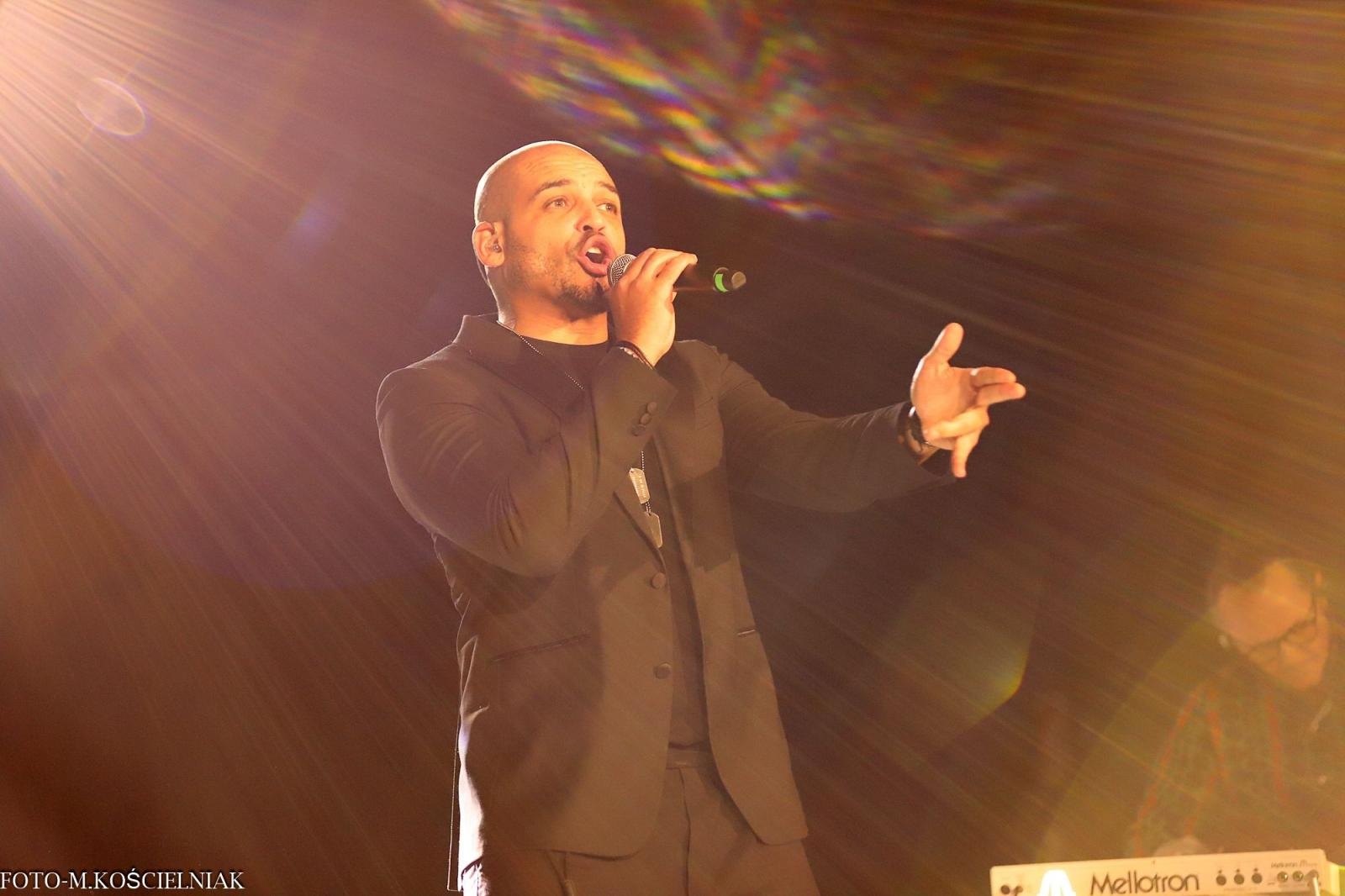 Zdjęcie w galerii na portalu naszraciborz.pl: Śląska Duszo Solidarności! Malejonek na deskach Strzechy wiadomości z regionu