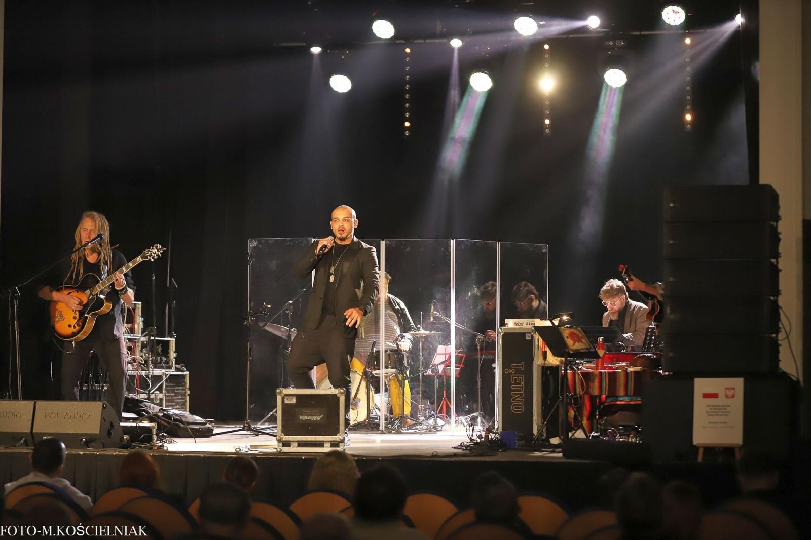 Zdjęcie w galerii na portalu naszraciborz.pl: Śląska Duszo Solidarności! Malejonek na deskach Strzechy wiadomości z regionu