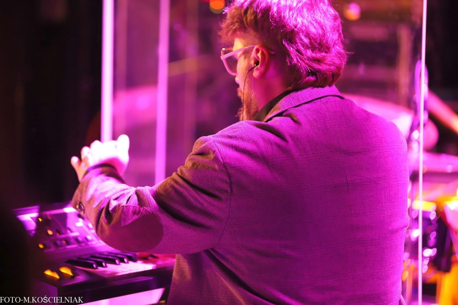 Zdjęcie w galerii na portalu naszraciborz.pl: Śląska Duszo Solidarności! Malejonek na deskach Strzechy wiadomości z regionu