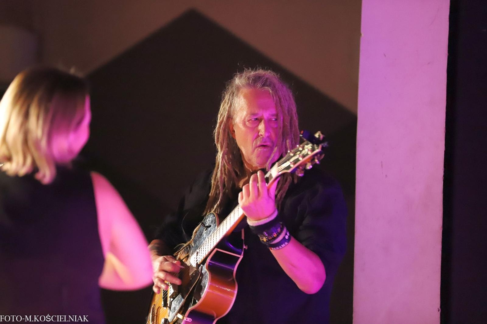 Zdjęcie w galerii na portalu naszraciborz.pl: Śląska Duszo Solidarności! Malejonek na deskach Strzechy wiadomości z regionu