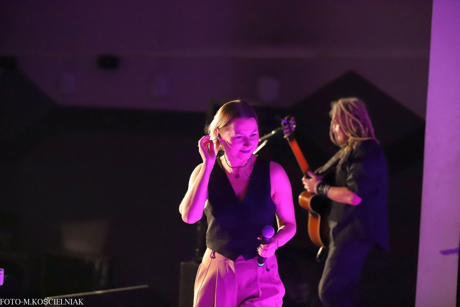 Zdjęcie w galerii na portalu naszraciborz.pl: Śląska Duszo Solidarności! Malejonek na deskach Strzechy wiadomości z regionu