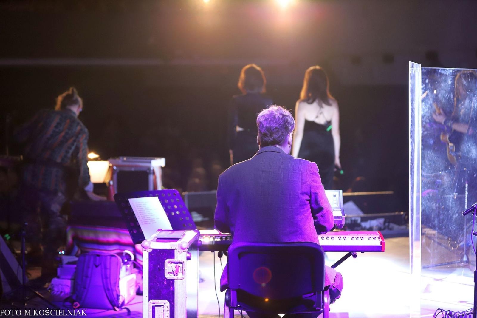 Zdjęcie w galerii na portalu naszraciborz.pl: Śląska Duszo Solidarności! Malejonek na deskach Strzechy wiadomości z regionu
