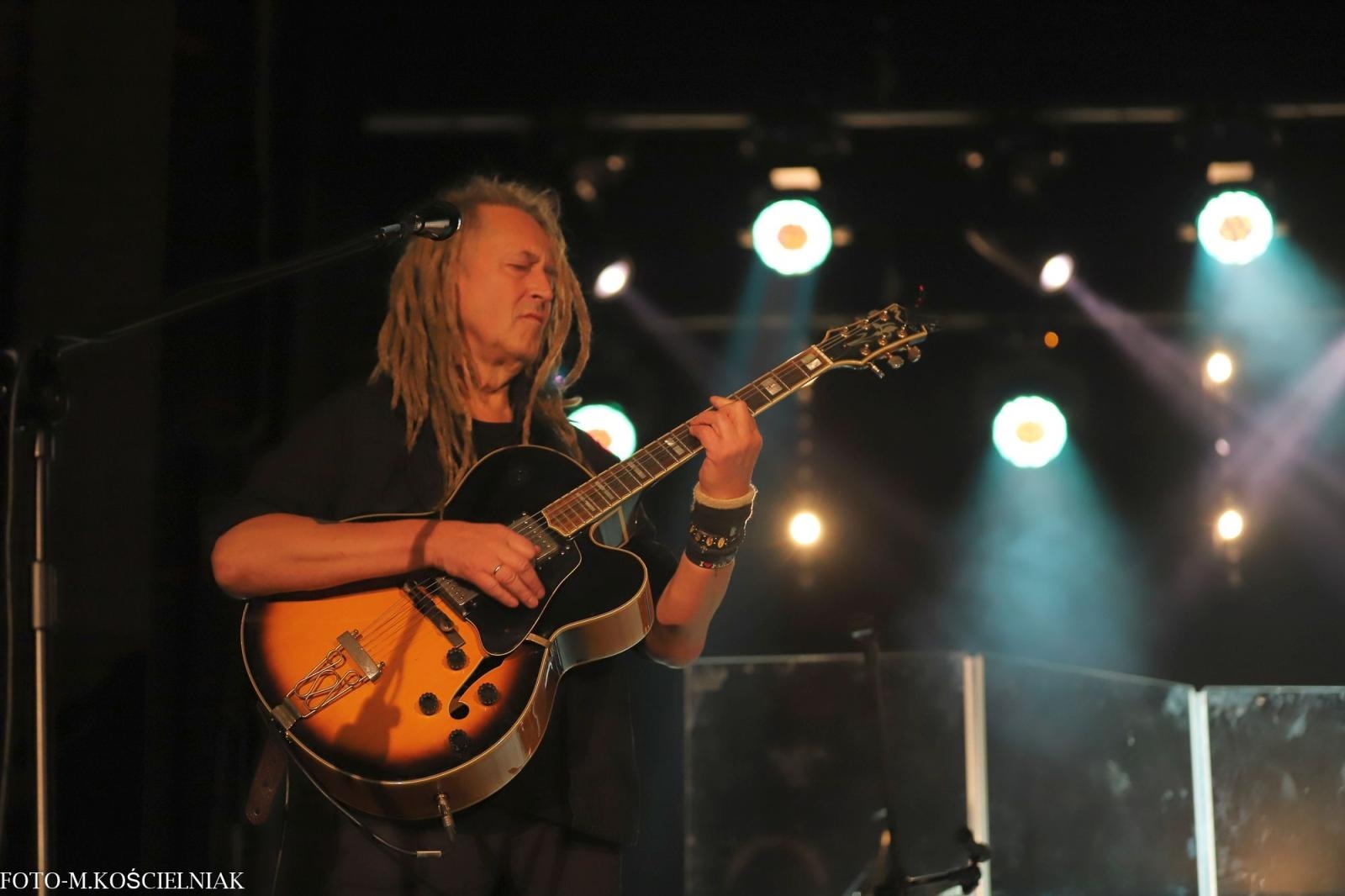 Zdjęcie w galerii na portalu naszraciborz.pl: Śląska Duszo Solidarności! Malejonek na deskach Strzechy wiadomości z regionu