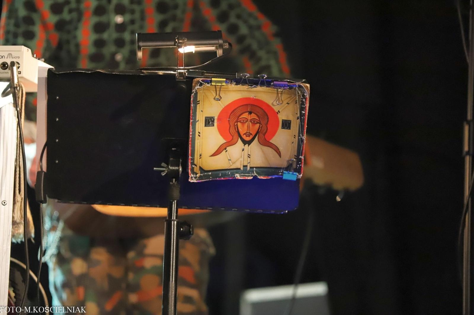 Zdjęcie w galerii na portalu naszraciborz.pl: Śląska Duszo Solidarności! Malejonek na deskach Strzechy wiadomości z regionu