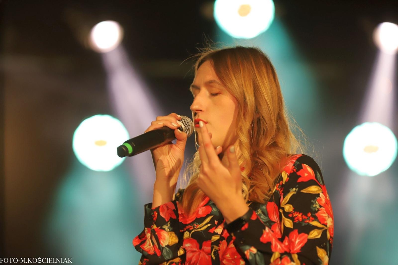 Zdjęcie w galerii na portalu naszraciborz.pl: Śląska Duszo Solidarności! Malejonek na deskach Strzechy wiadomości z regionu