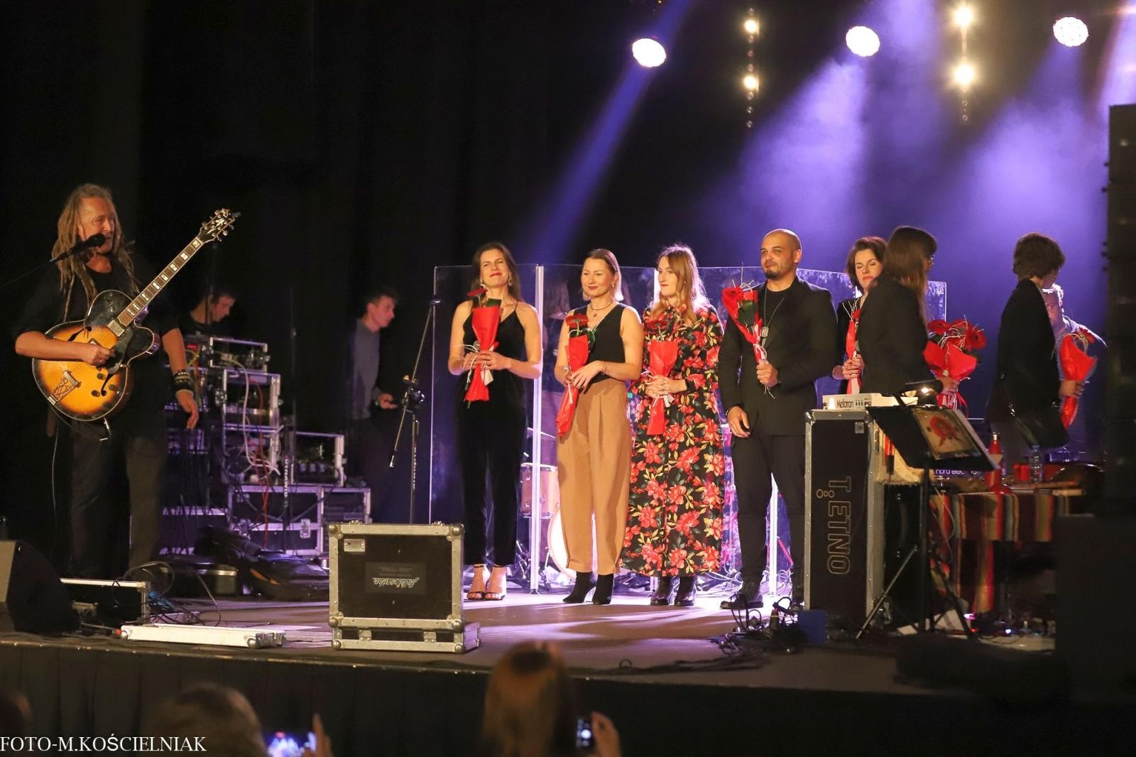 Zdjęcie w galerii na portalu naszraciborz.pl: Śląska Duszo Solidarności! Malejonek na deskach Strzechy wiadomości z regionu