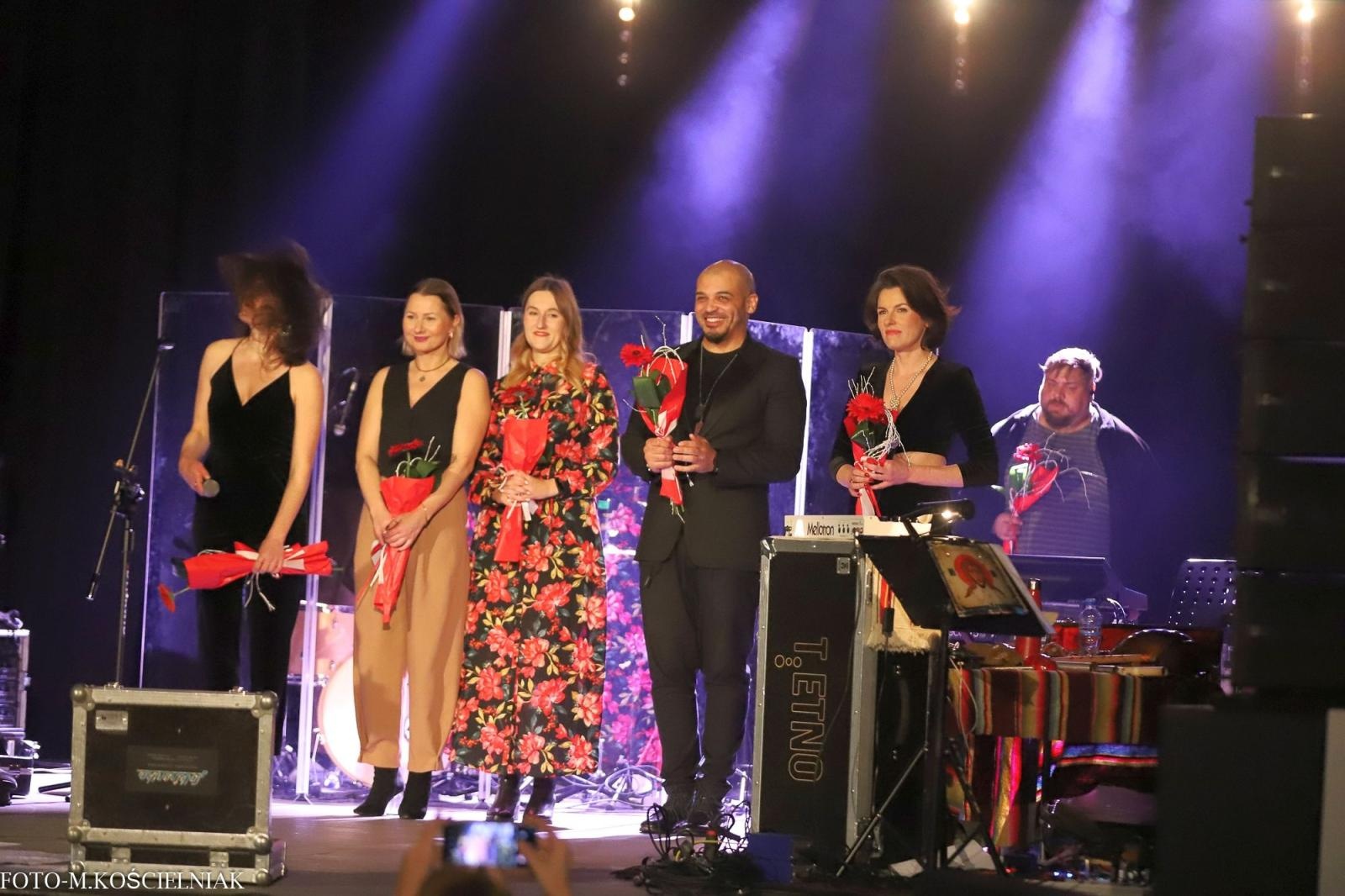 Zdjęcie w galerii na portalu naszraciborz.pl: Śląska Duszo Solidarności! Malejonek na deskach Strzechy wiadomości z regionu