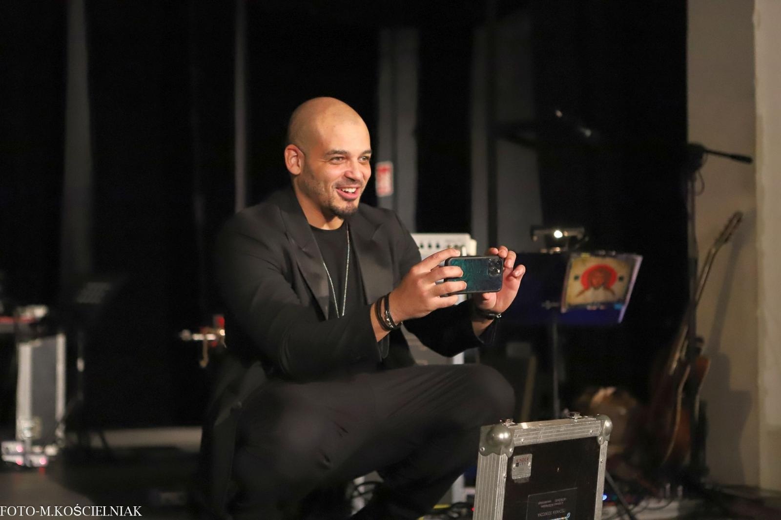 Zdjęcie w galerii na portalu naszraciborz.pl: Śląska Duszo Solidarności! Malejonek na deskach Strzechy wiadomości z regionu