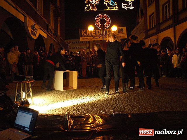 Zdjęcie w galerii na portalu naszraciborz.pl: Bohema wyszła na ulicę. Apel o odwołanie dyrektorki Raciborskiego Centrum Kultury wiadomości z regionu