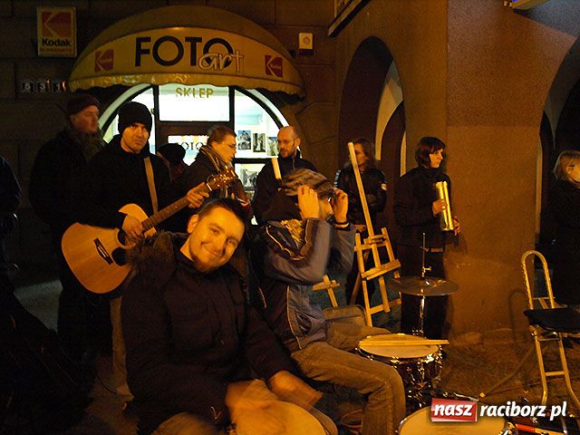 Zdjęcie w galerii na portalu naszraciborz.pl: Bohema wyszła na ulicę. Apel o odwołanie dyrektorki Raciborskiego Centrum Kultury wiadomości z regionu