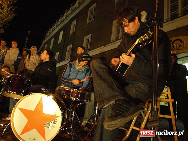 Zdjęcie w galerii na portalu naszraciborz.pl: Bohema wyszła na ulicę. Apel o odwołanie dyrektorki Raciborskiego Centrum Kultury wiadomości z regionu