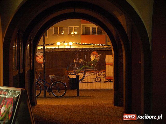 Zdjęcie w galerii na portalu naszraciborz.pl: Bohema wyszła na ulicę. Apel o odwołanie dyrektorki Raciborskiego Centrum Kultury wiadomości z regionu