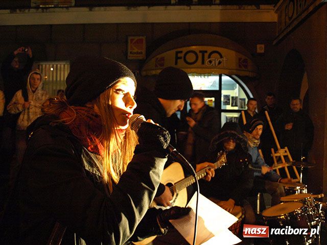 Zdjęcie w galerii na portalu naszraciborz.pl: Bohema wyszła na ulicę. Apel o odwołanie dyrektorki Raciborskiego Centrum Kultury wiadomości z regionu