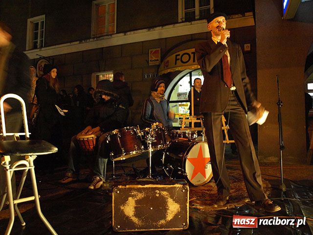 Zdjęcie w galerii na portalu naszraciborz.pl: Bohema wyszła na ulicę. Apel o odwołanie dyrektorki Raciborskiego Centrum Kultury wiadomości z regionu