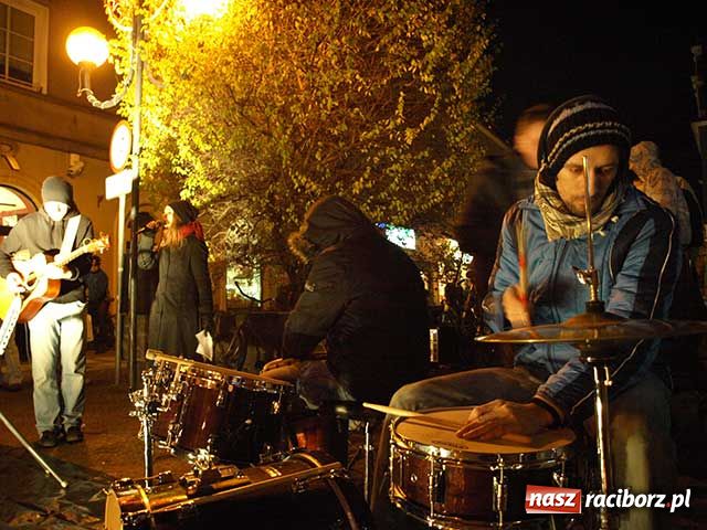 Zdjęcie w galerii na portalu naszraciborz.pl: Bohema wyszła na ulicę. Apel o odwołanie dyrektorki Raciborskiego Centrum Kultury wiadomości z regionu