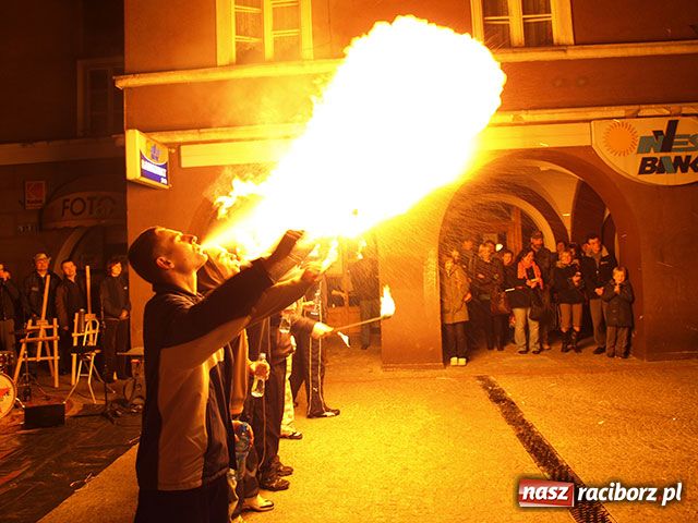Zdjęcie w galerii na portalu naszraciborz.pl: Bohema wyszła na ulicę. Apel o odwołanie dyrektorki Raciborskiego Centrum Kultury wiadomości z regionu
