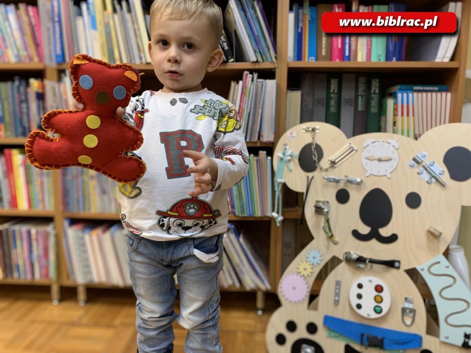 Zdjęcie w galerii na portalu naszraciborz.pl: Warsztatowy zawrót głowy w bibliotece w Ocicach wiadomości z regionu