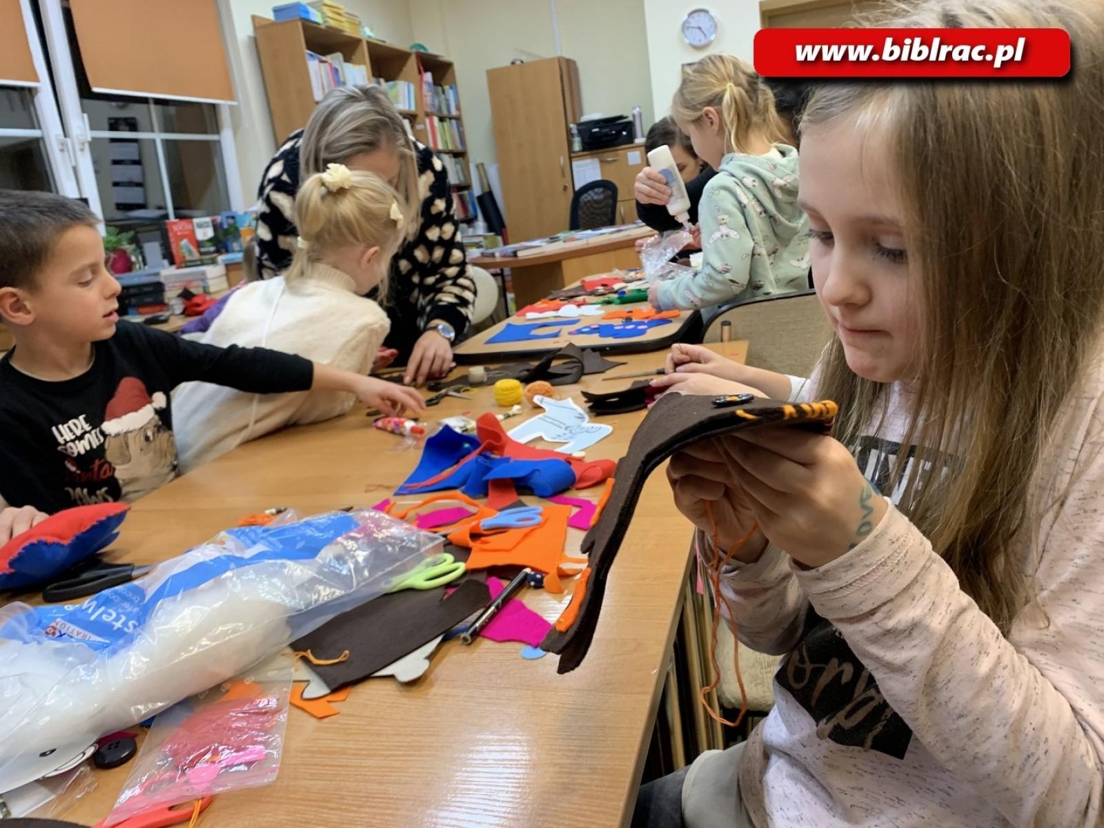 Zdjęcie w galerii na portalu naszraciborz.pl: Warsztatowy zawrót głowy w bibliotece w Ocicach wiadomości z regionu