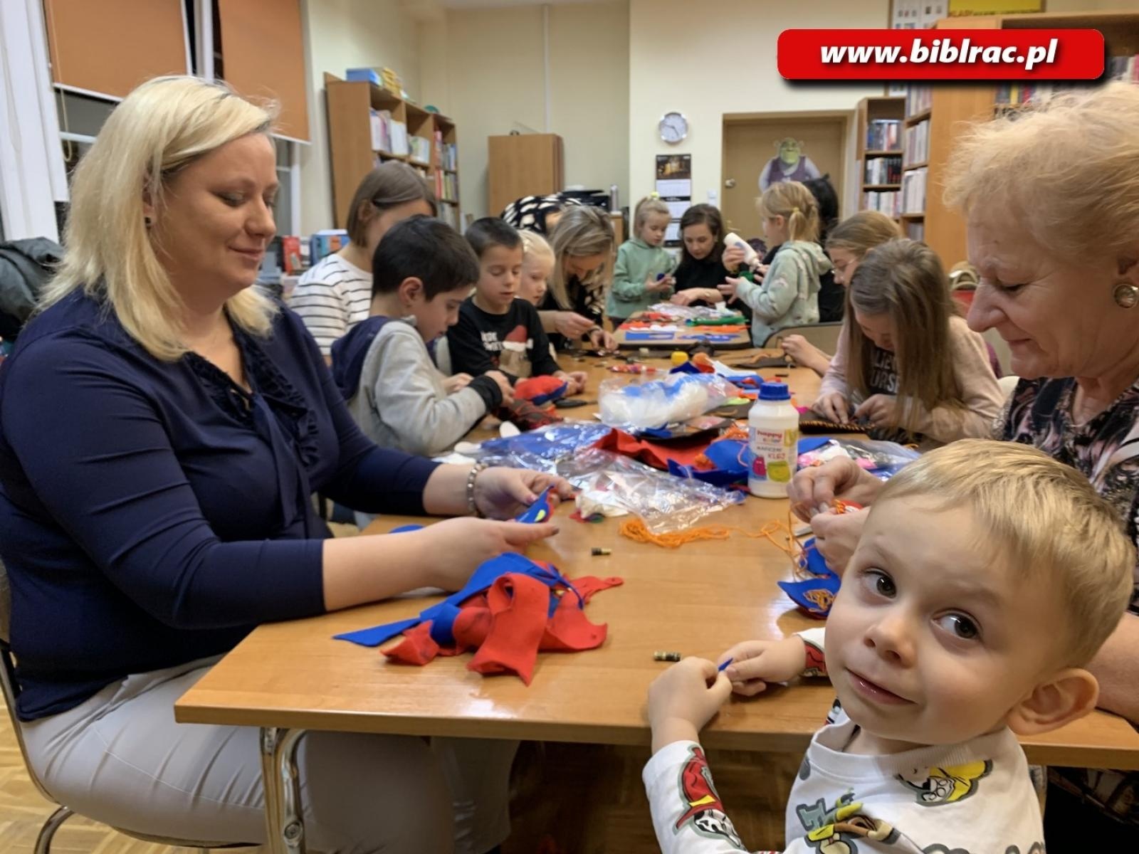 Zdjęcie w galerii na portalu naszraciborz.pl: Warsztatowy zawrót głowy w bibliotece w Ocicach wiadomości z regionu