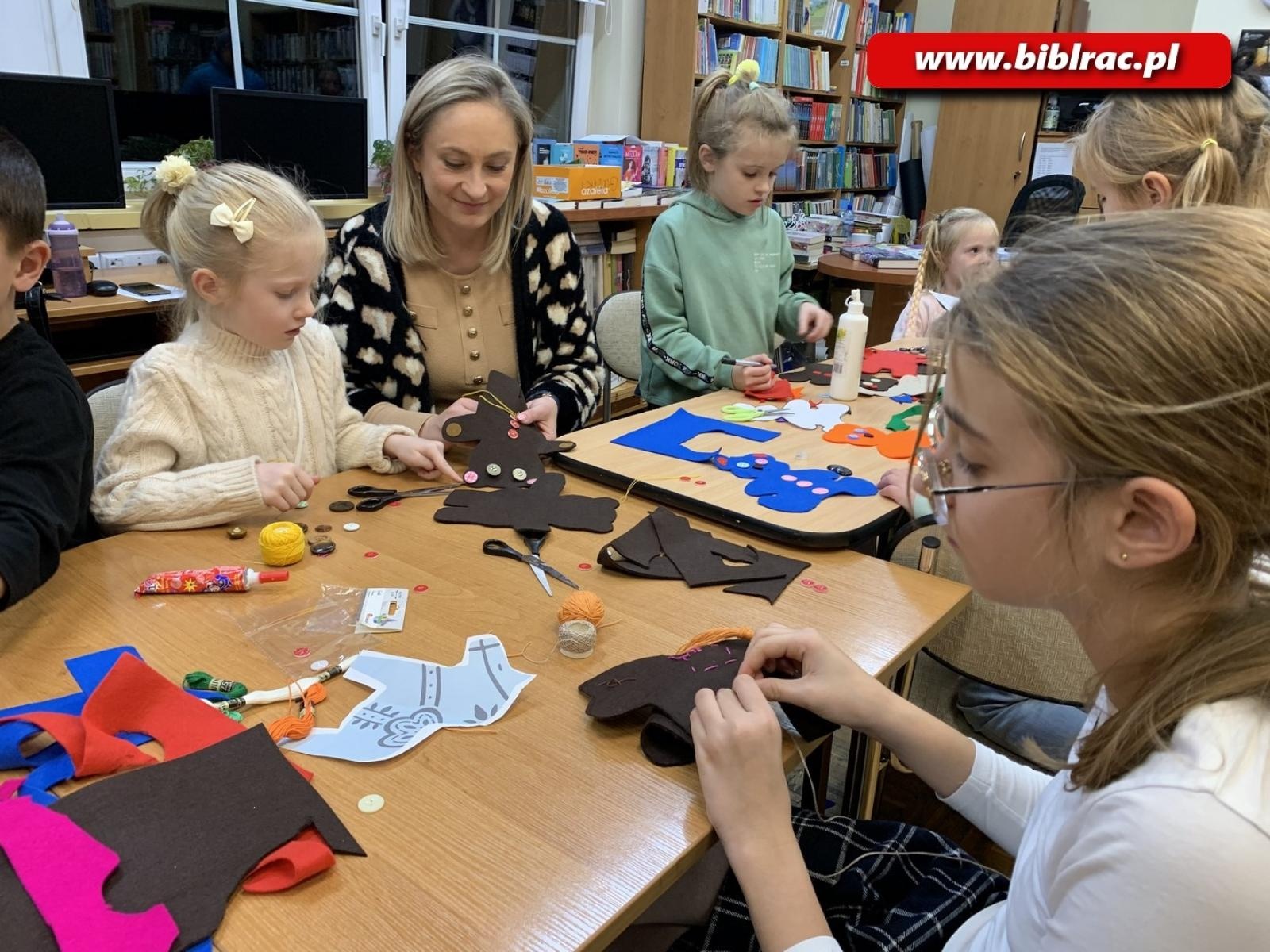 Zdjęcie w galerii na portalu naszraciborz.pl: Warsztatowy zawrót głowy w bibliotece w Ocicach wiadomości z regionu