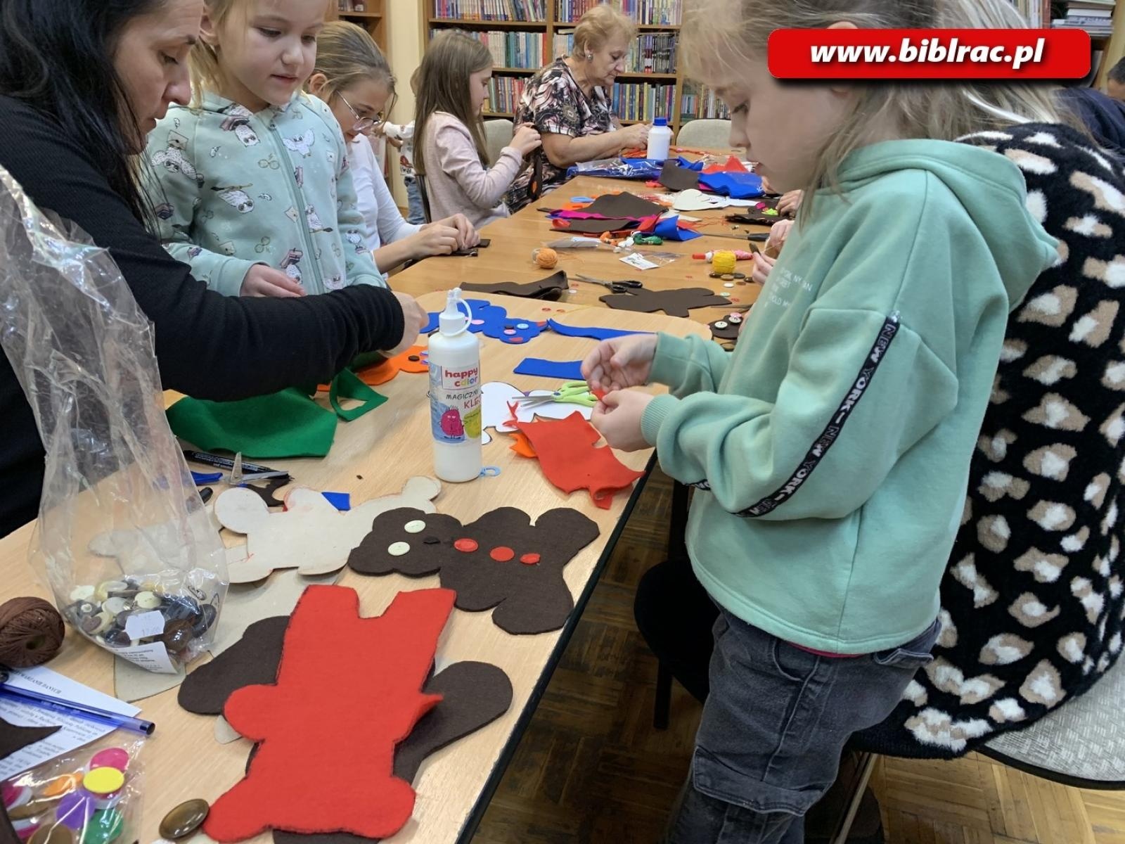 Zdjęcie w galerii na portalu naszraciborz.pl: Warsztatowy zawrót głowy w bibliotece w Ocicach wiadomości z regionu